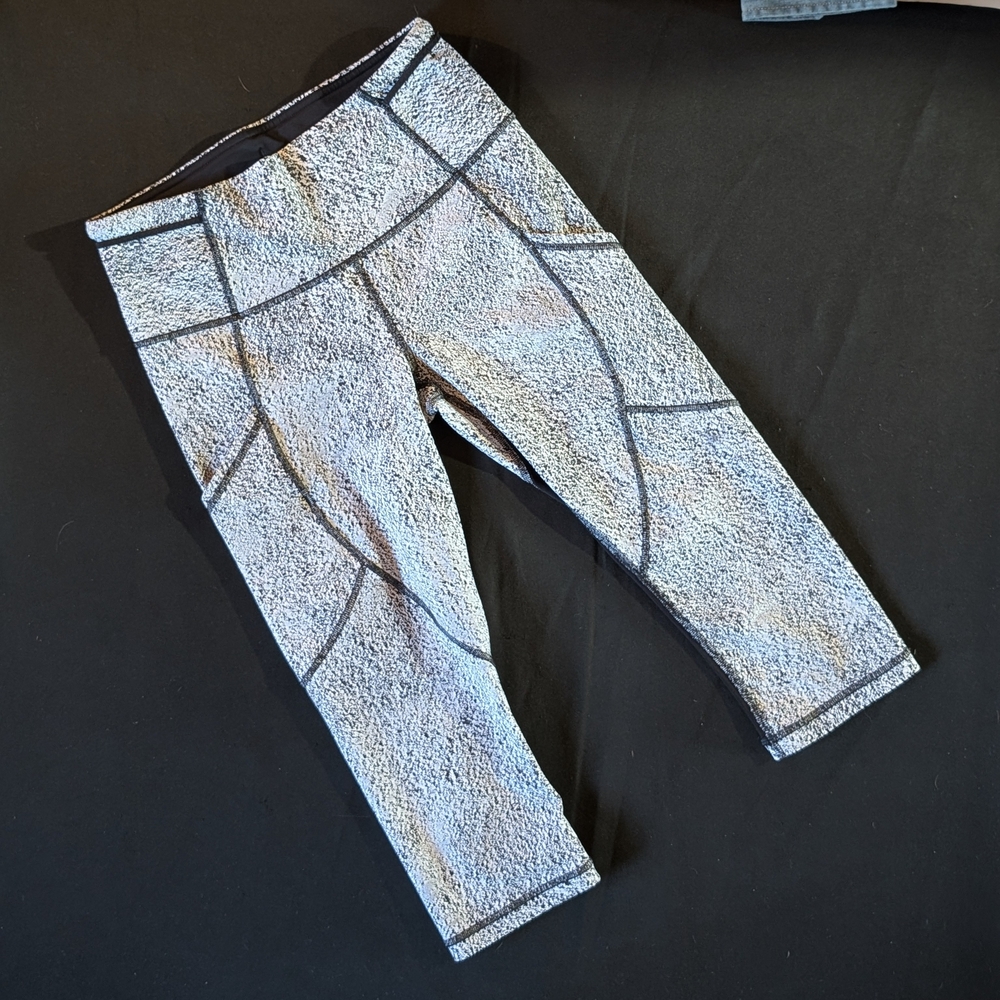 lululemon athletica Cropped Spotted Leggings Women's Size 6 Gray Black Athletic
